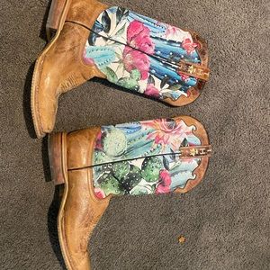 Tin Haul western boot. Size 8.5 fit like 9 like new only worn a 5 times